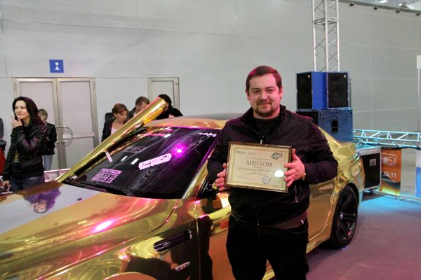 Golden cars on Moscow street