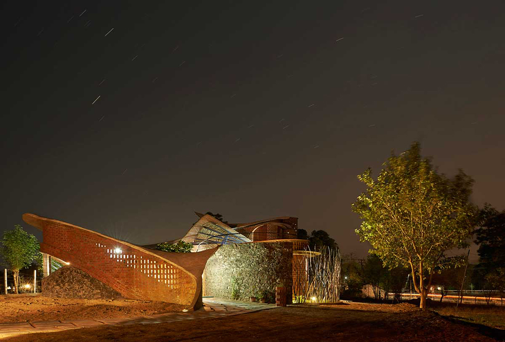 The Brick House by iSTUDIO Architecture