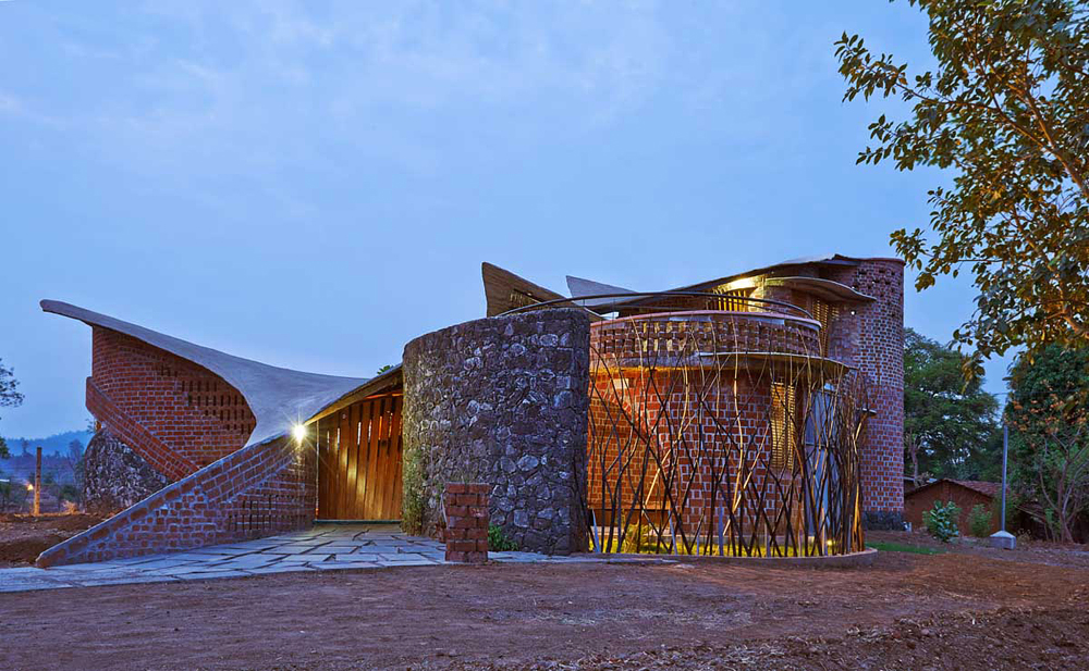 The Brick House by iSTUDIO Architecture