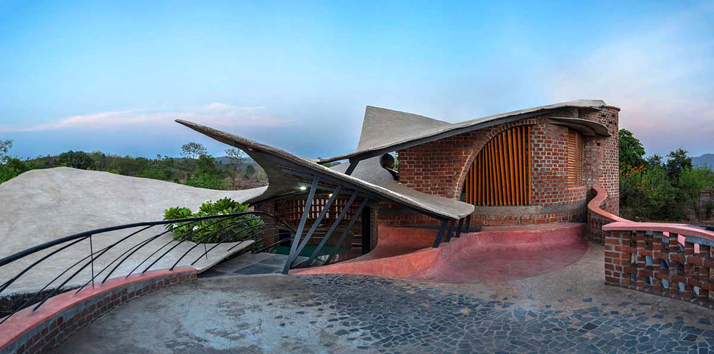 The Brick House by iSTUDIO Architecture