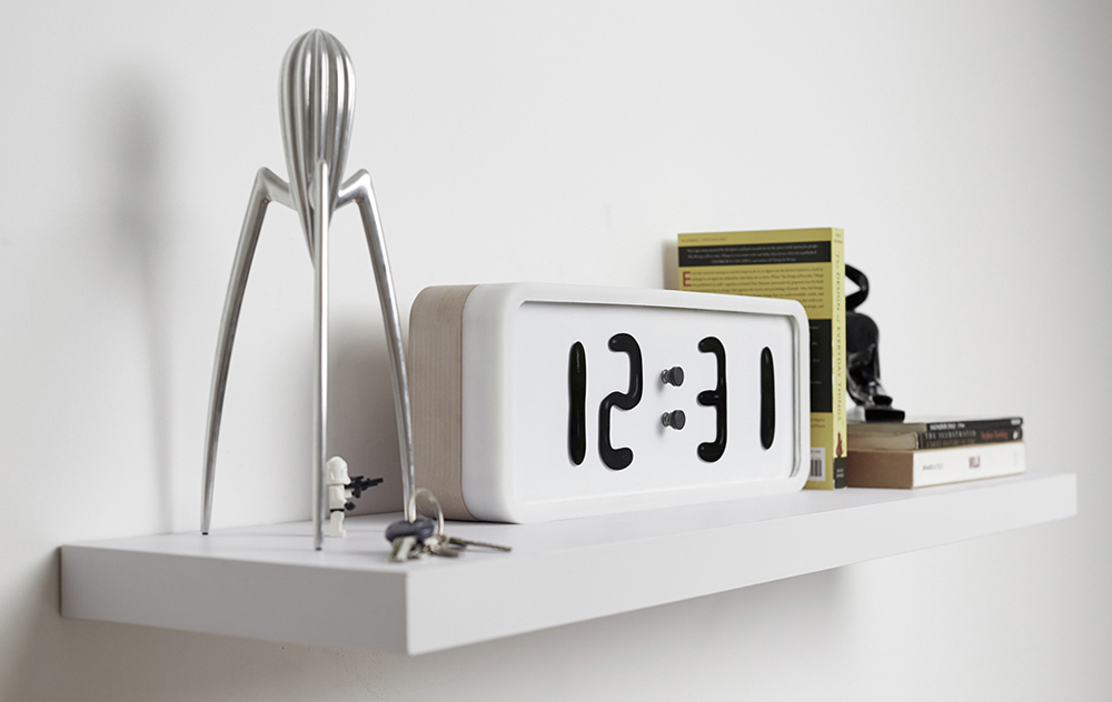 Rhei - Table Clock with a Liquid Display