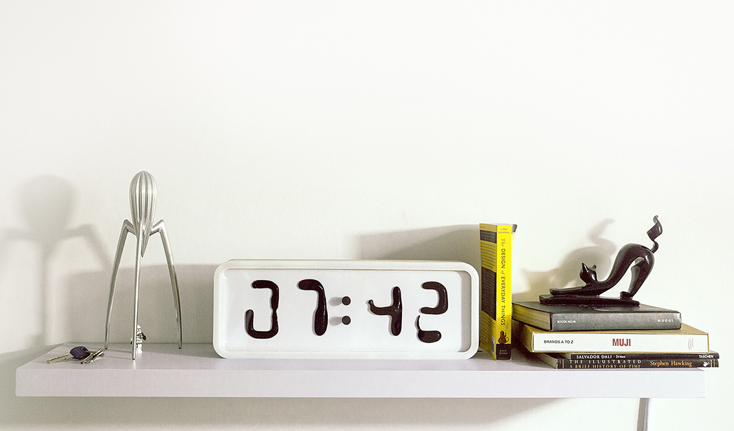 Rhei - Table Clock with a Liquid Display