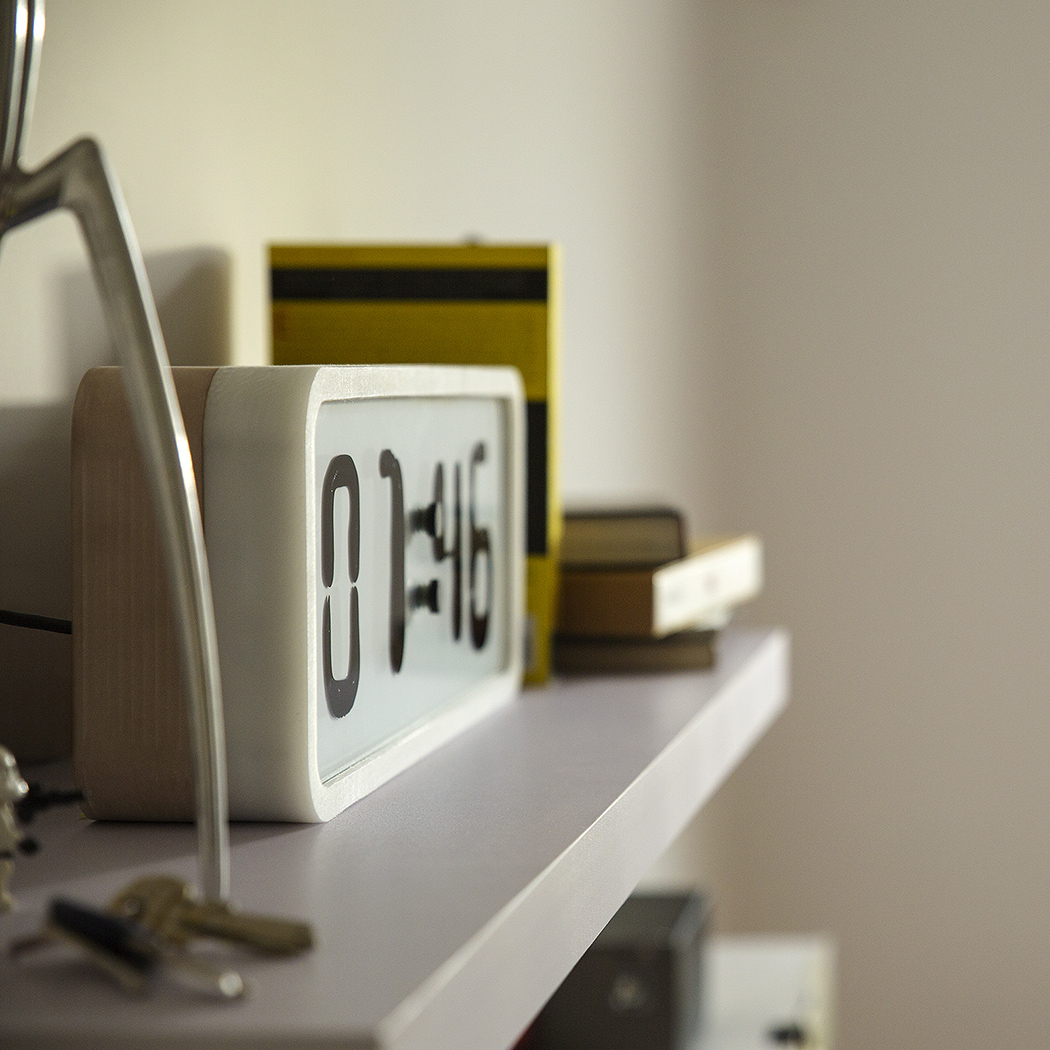 Rhei - Table Clock with a Liquid Display