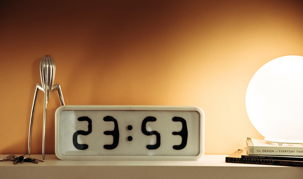 Rhei - Table Clock with a Liquid Display