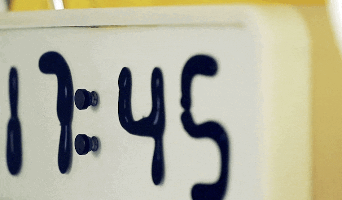 Rhei - Table Clock with a Liquid Display