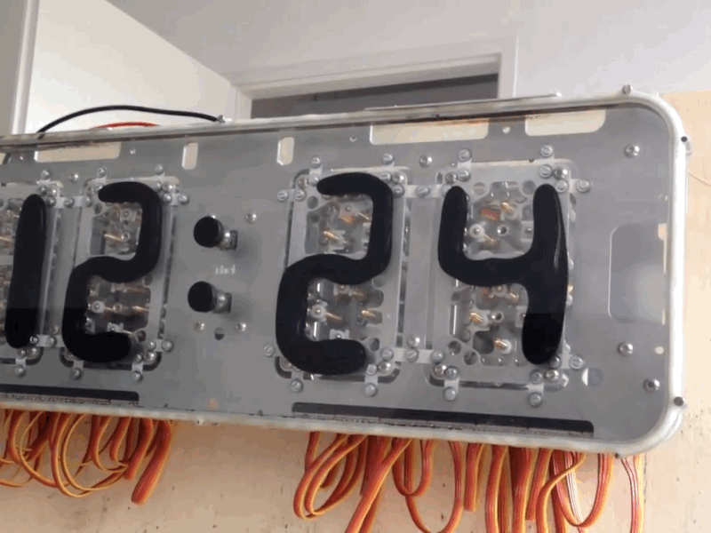 Rhei - Table Clock with a Liquid Display