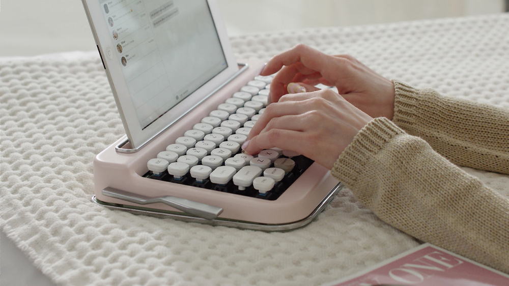 PENNA: A Vintage Typewriter-Inspired Bluetooth Keyboard