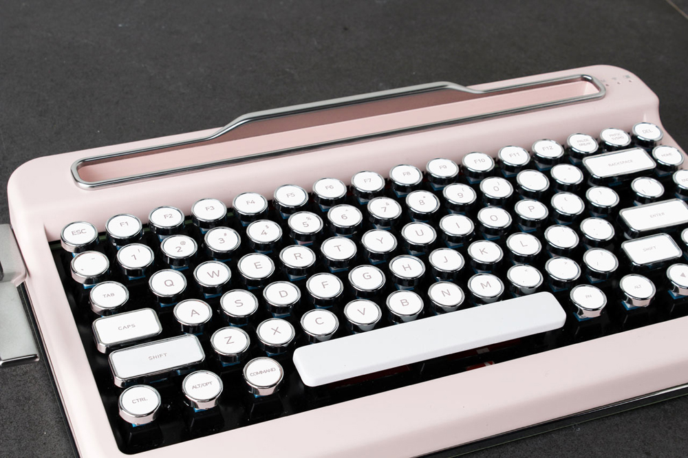 PENNA: A Vintage Typewriter-Inspired Bluetooth Keyboard