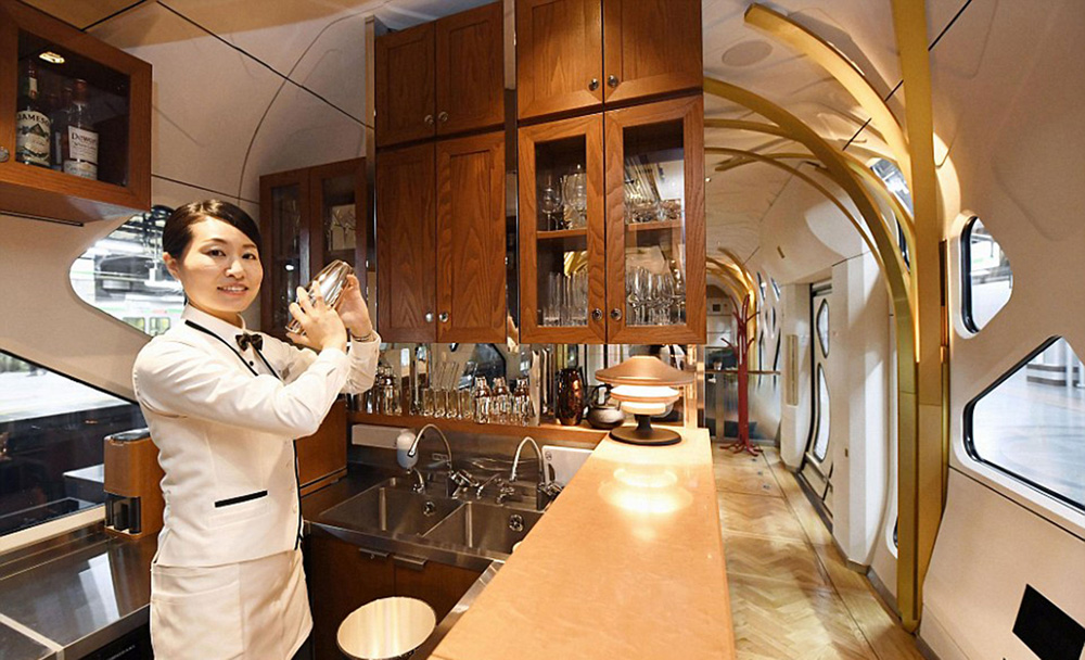 luxury train bar