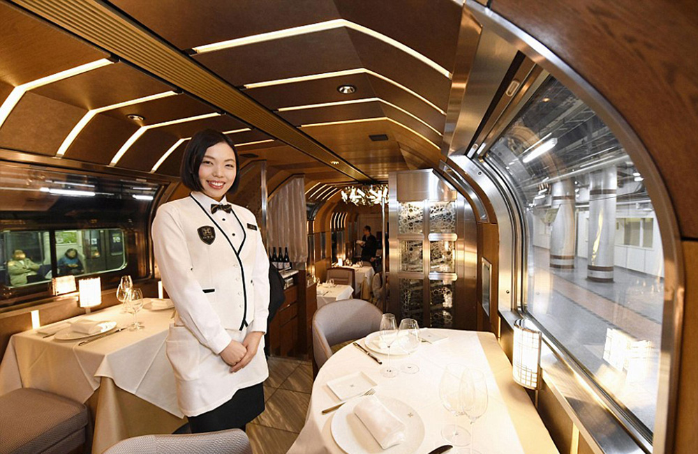 luxury train cafe