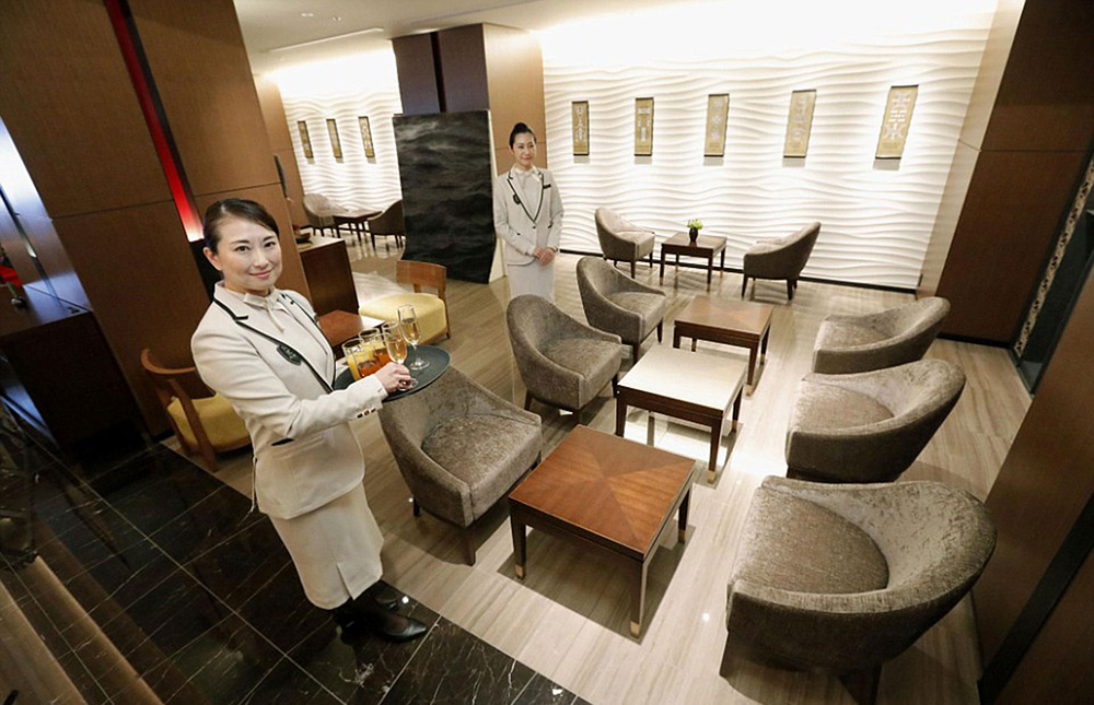 luxury train lounge