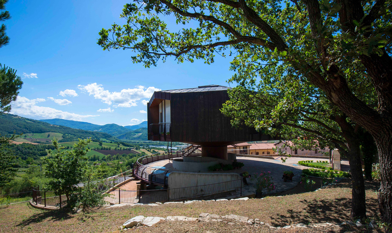Fully Rotating Round House in Italy