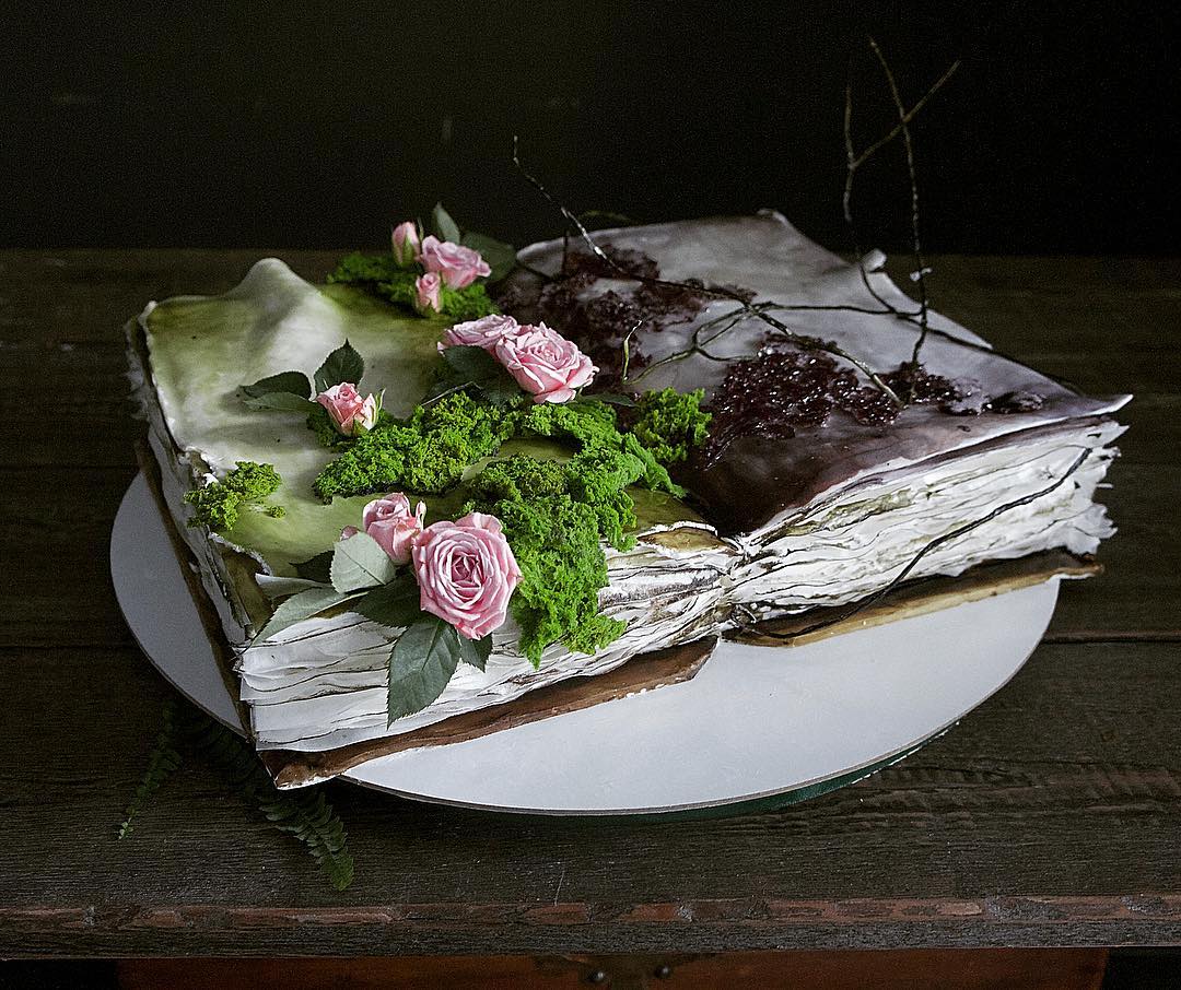 book with roses cake