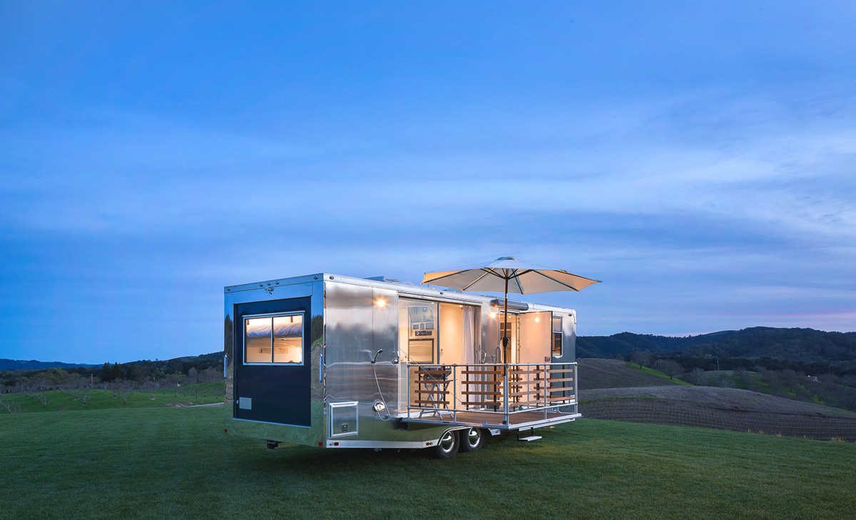 Modern Tiny Home on Wheel With a Balcony