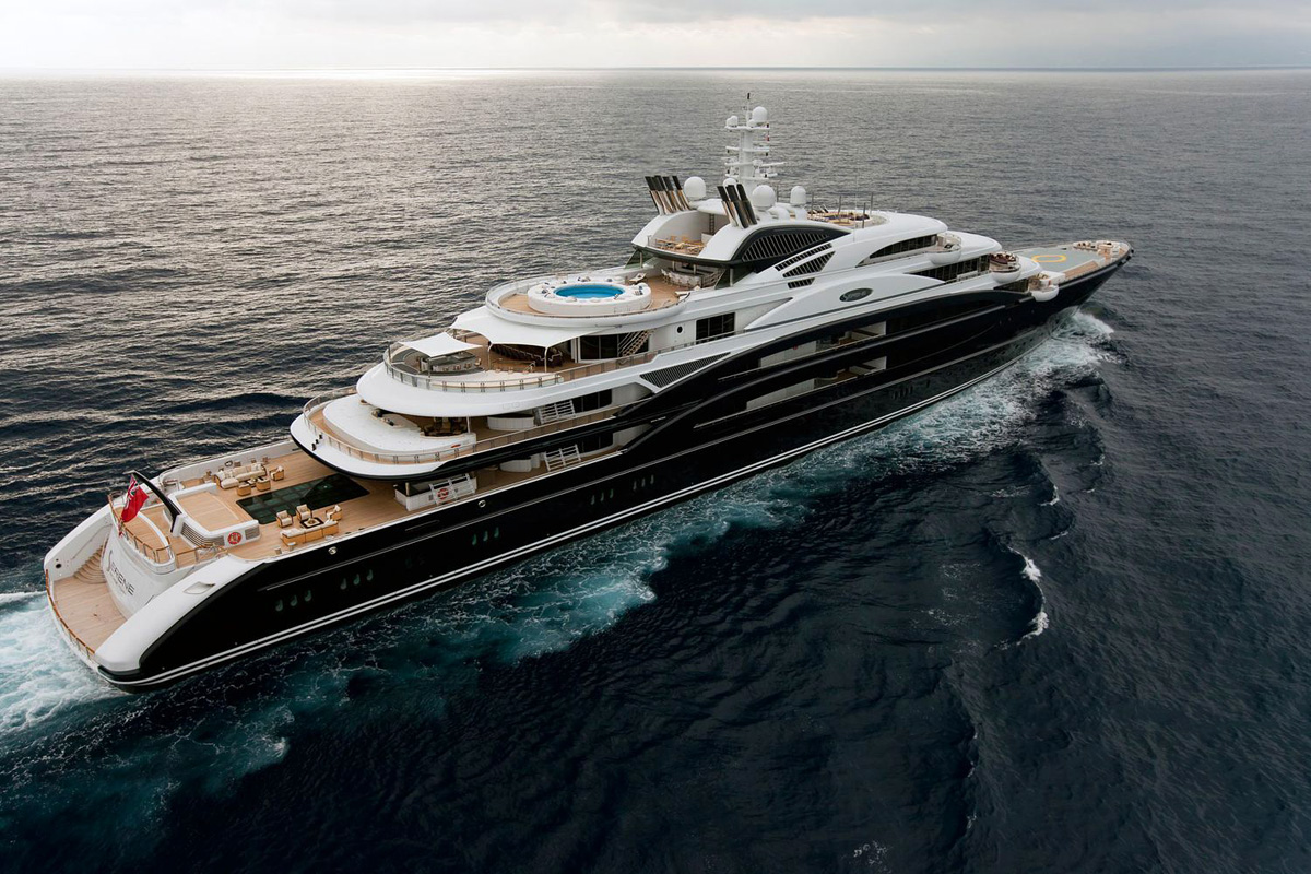 mega yacht costo