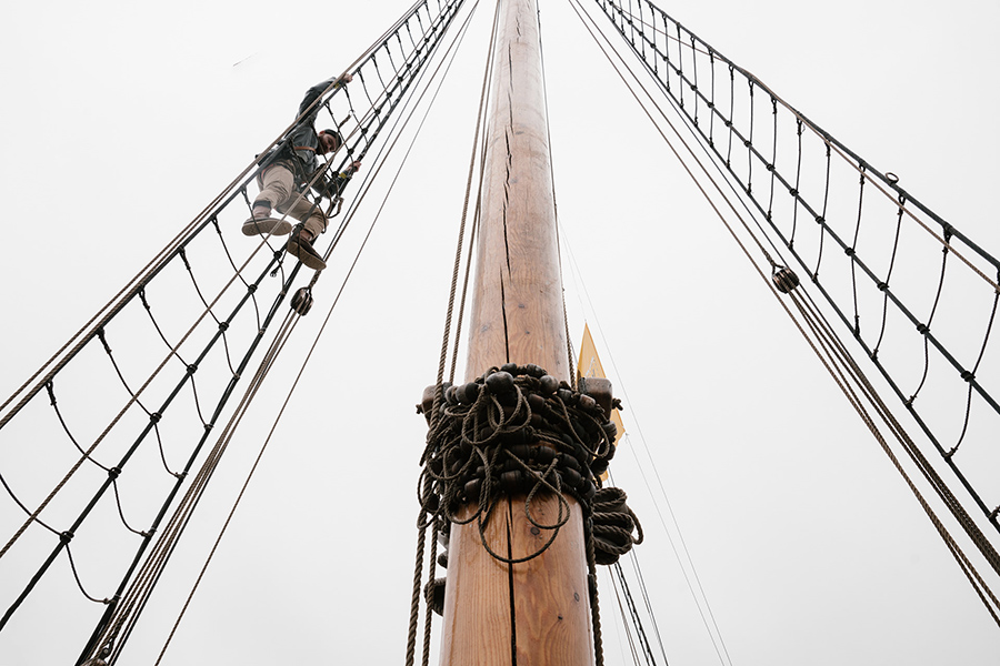 wooden mast of the sailing boat