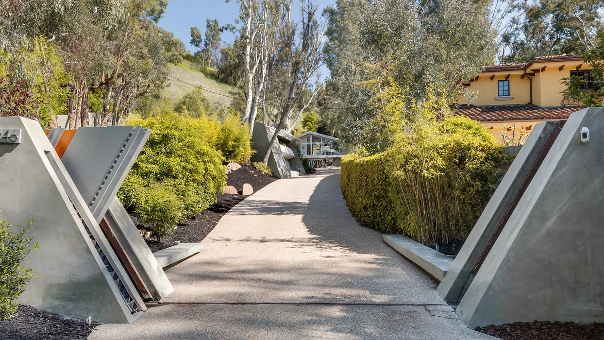 modern auto gate
