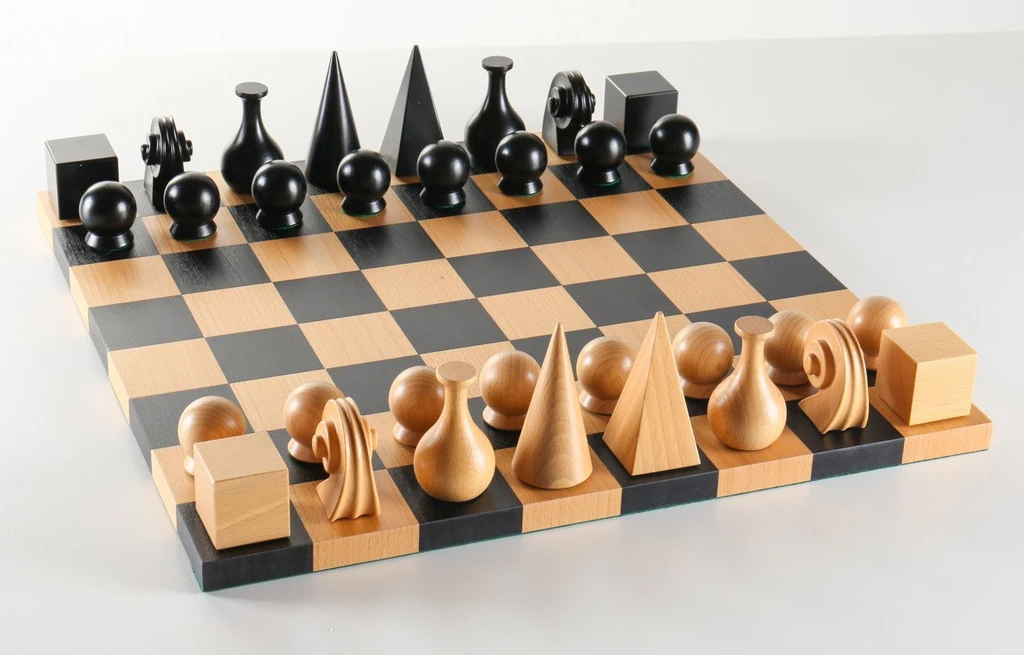 Série d'échecs en bois au design original par Man Ray