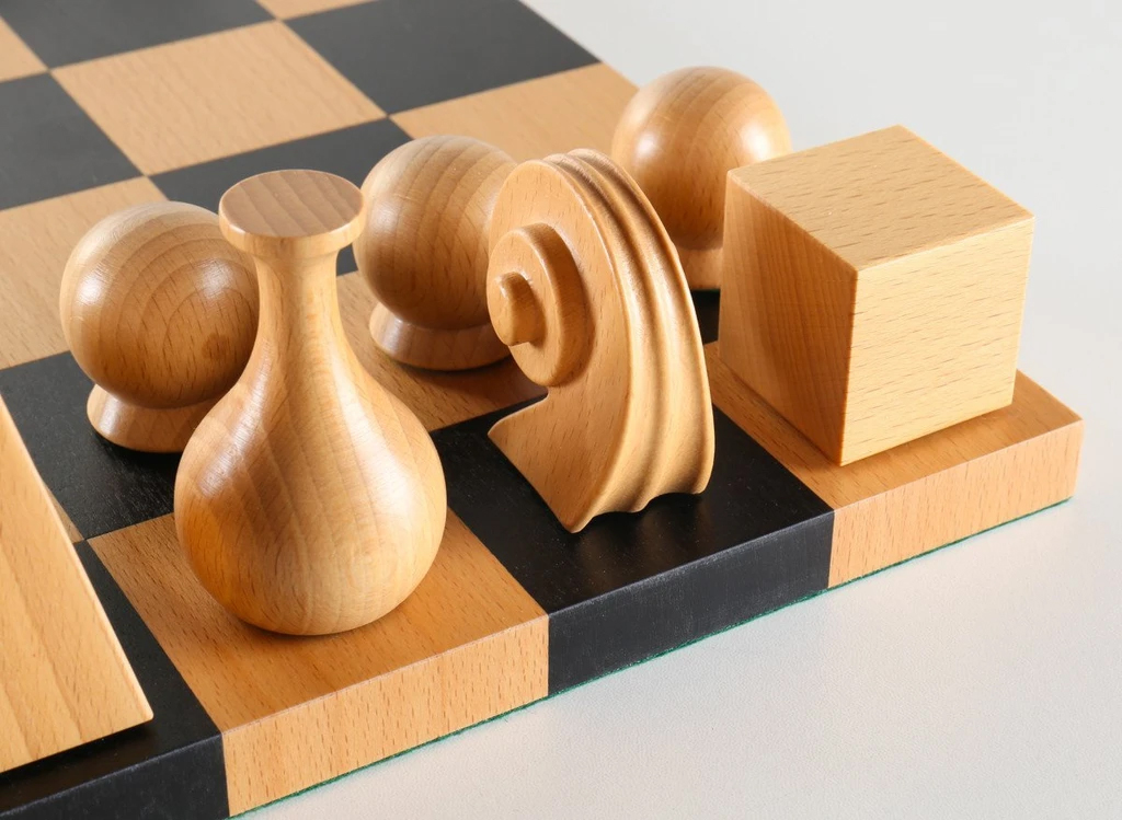 Jeu d'échecs en bois de conception originale de Man Ray