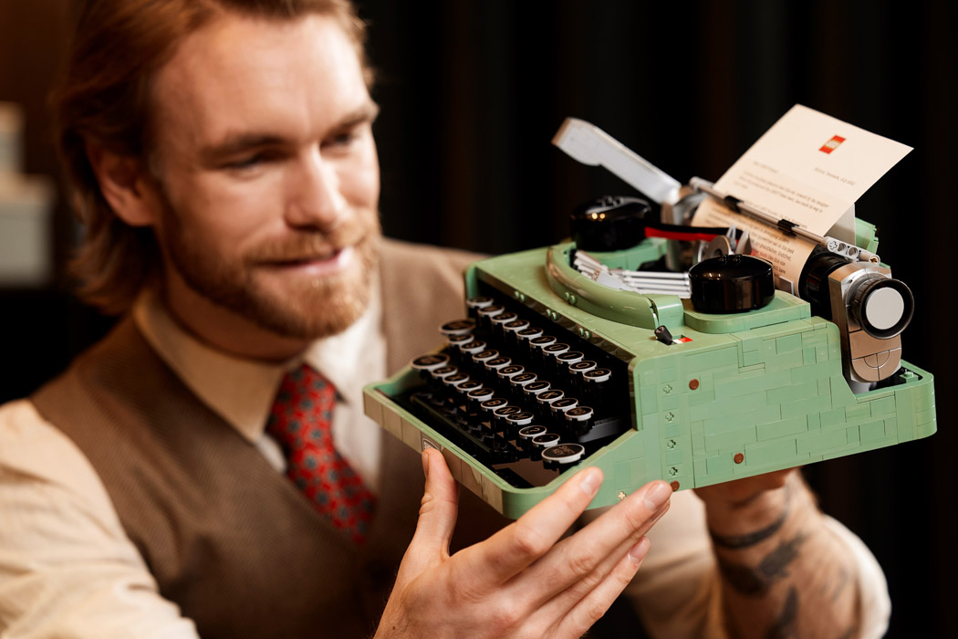 Newest LEGO Functional Vintage Typewriter which Actually Types