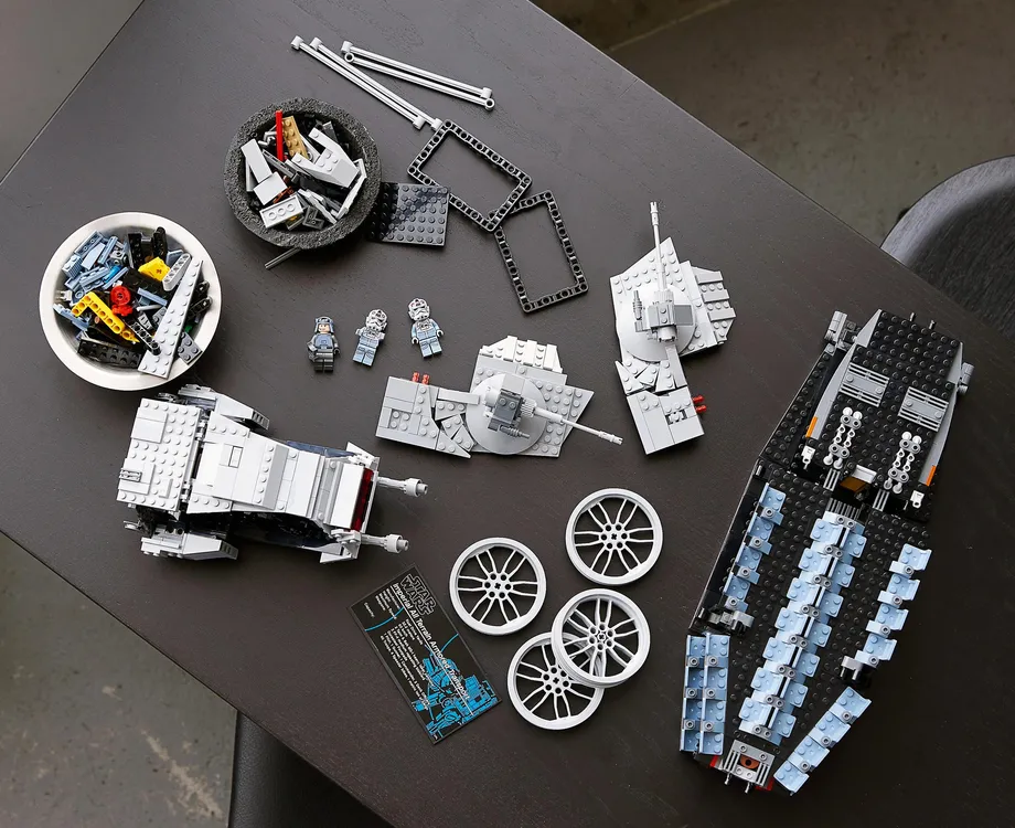 LEGO Star Wars Ultimate Collector Series AT-AT