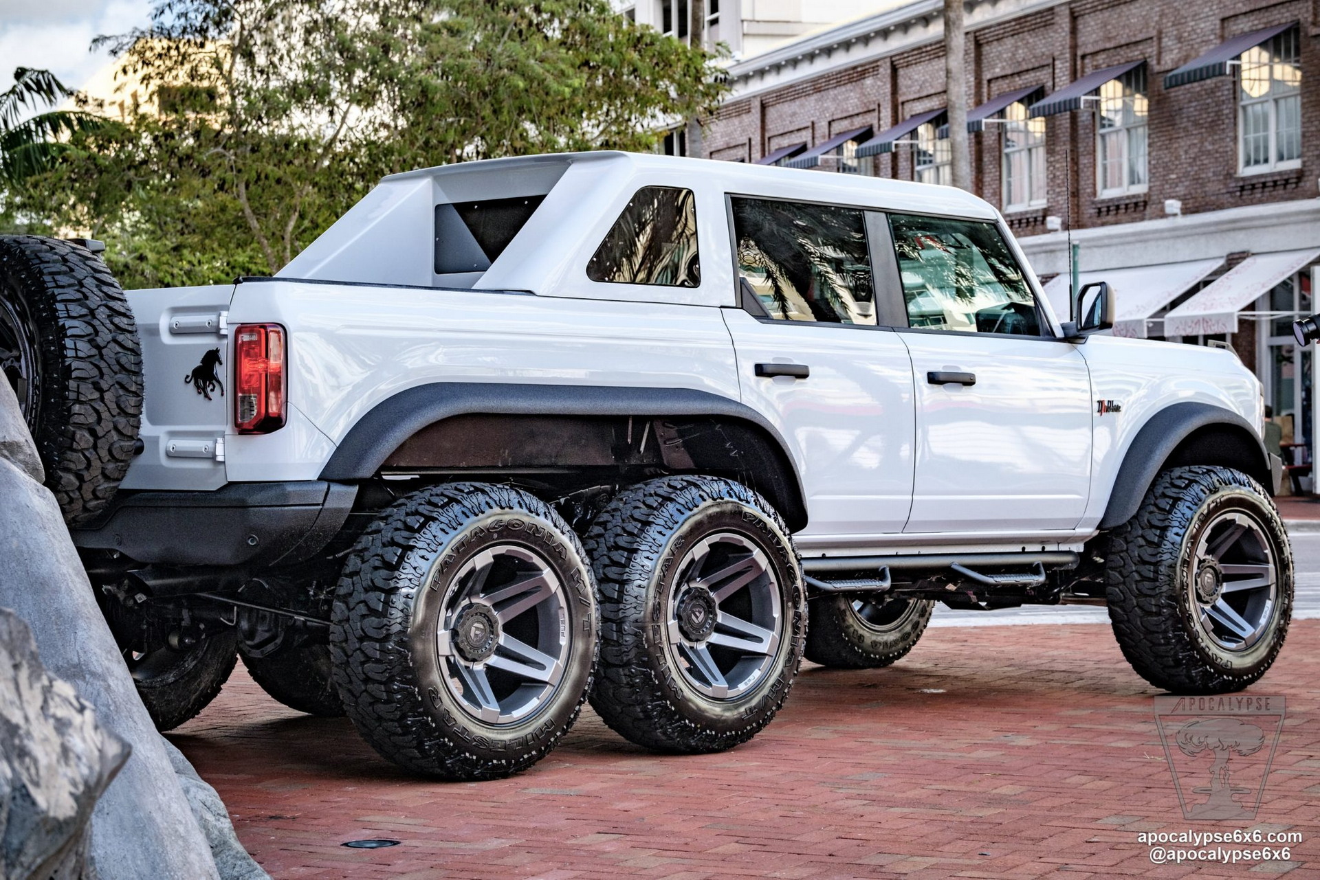 Apocalypse's 'The Dark Horse' Is a Fully-Bespoke 400-HP Ford Bronco 6×6