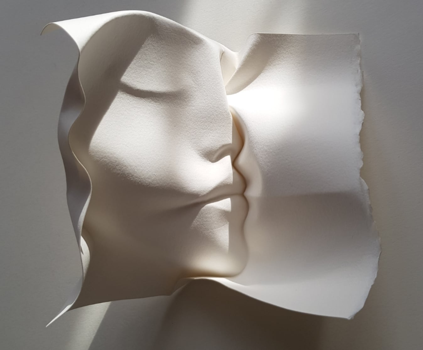 Patung Intim oleh Polly Verity dari Lembar Kertas Tunggal