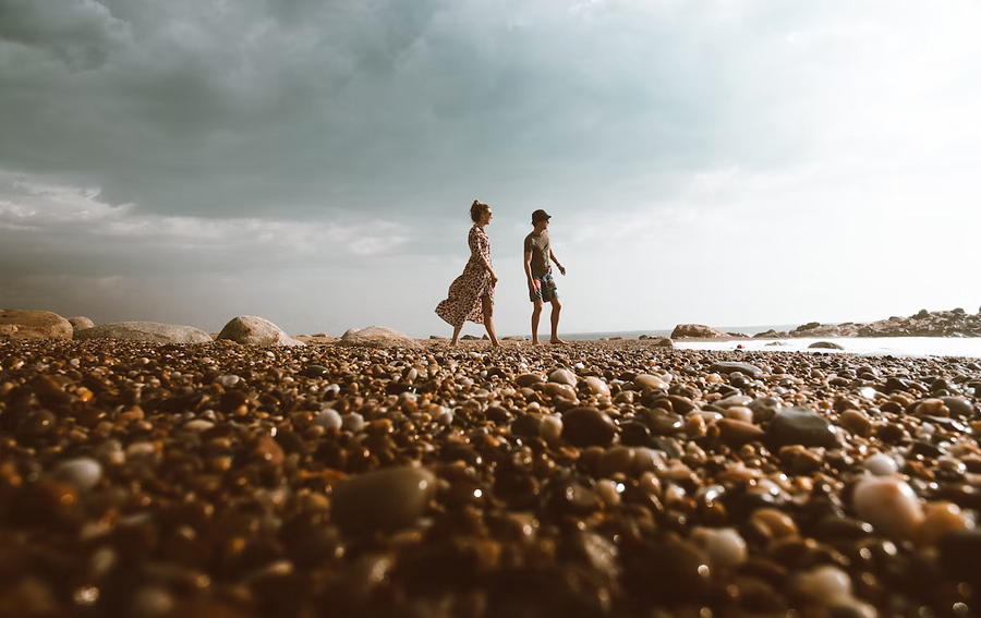 romantic beach photography poses for couples