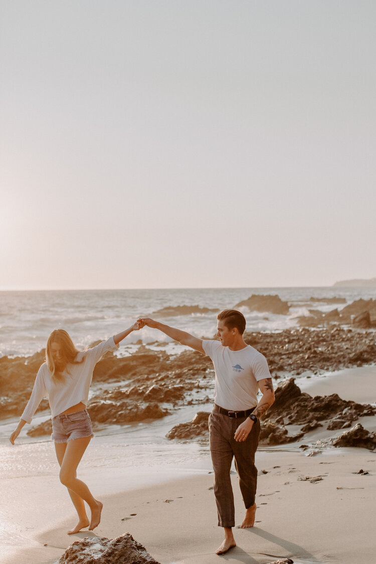 romantic beach photography poses for couples