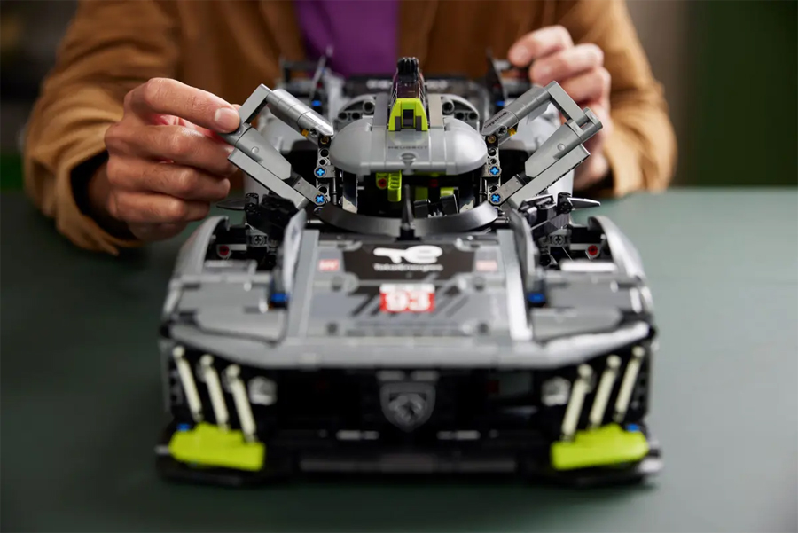 LEGO Technic Peugeot 9X8 LMdH Racer dengan Motor Listrik yang Bekerja
