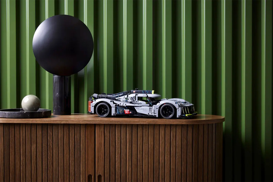 LEGO Technic Peugeot 9X8 LMdH Racer dengan Motor Listrik yang Bekerja