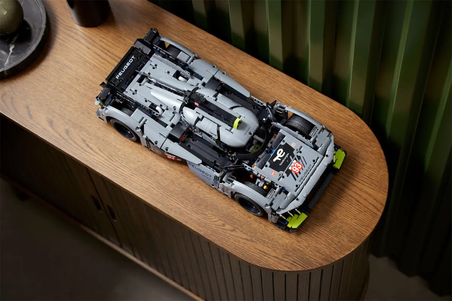 LEGO Technic Peugeot 9X8 LMdH Racer dengan Motor Listrik yang Bekerja