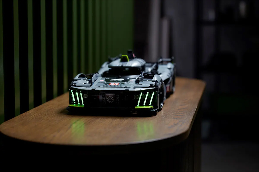 LEGO Technic Peugeot 9X8 LMdH Racer dengan Motor Listrik yang Bekerja