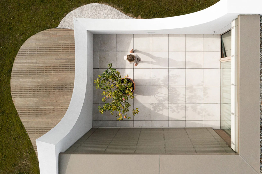 Flower-Inspired Minimalist Casa Pátios de Pétalas