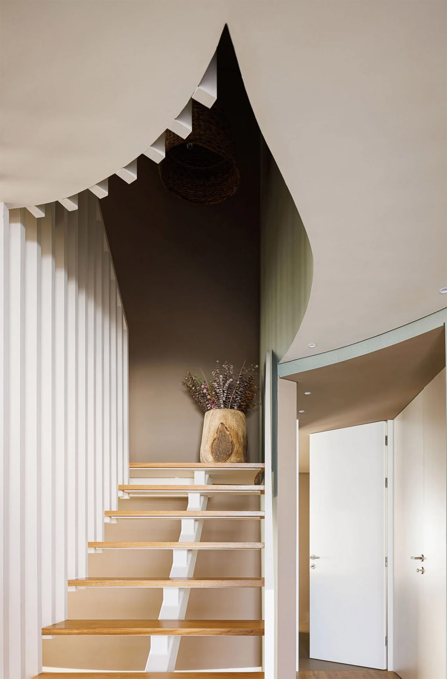Flower-Inspired Minimalist Casa Pátios de Pétalas