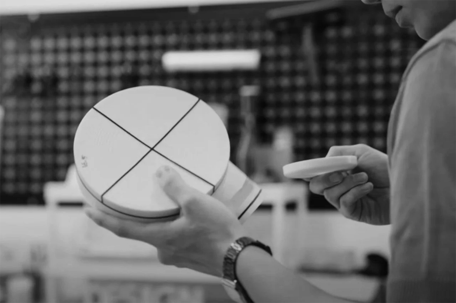 Minimalist +CLOCK that Also Reminds You to Take Your Pills