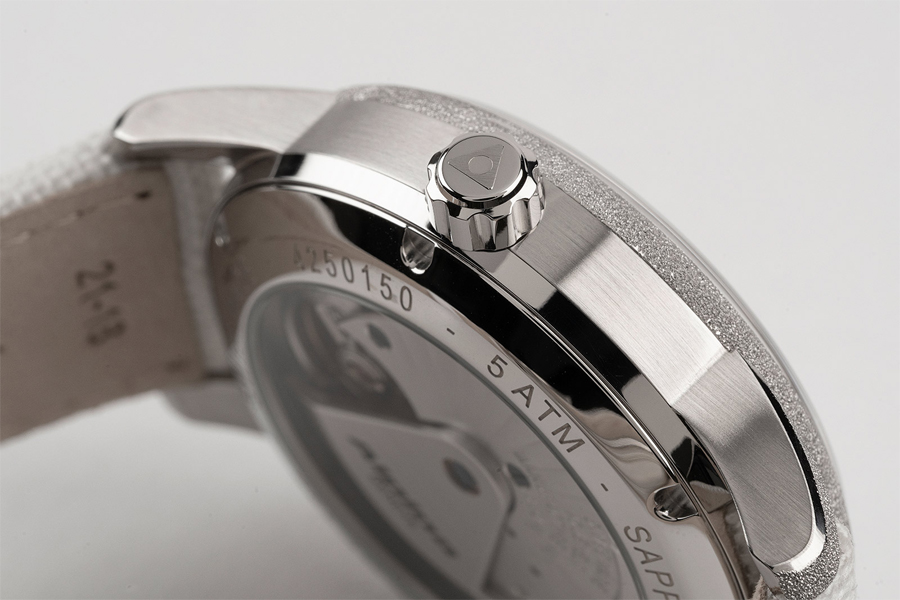 Alpina Alpiner Manufacture Date in a Full All-White Design