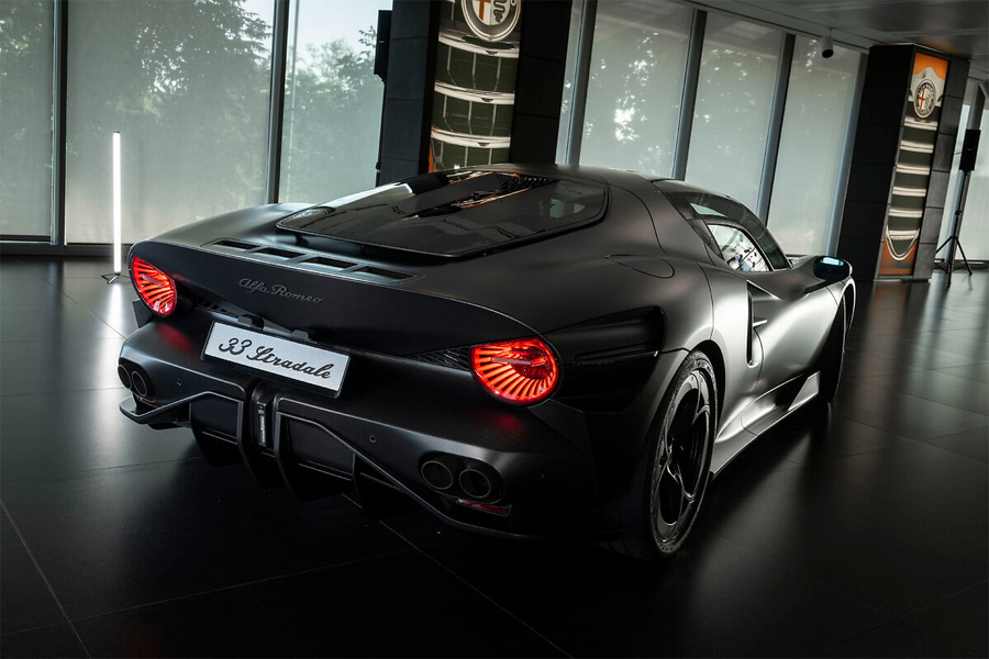 Alfa Romeo 33 Stradale Perla Nera Is a One-Off Supercar With a Bare Carbon Body Alfa Romeo 33 Stradale Perla Nera Is a One-Off Supercar With a Bare Carbon Body