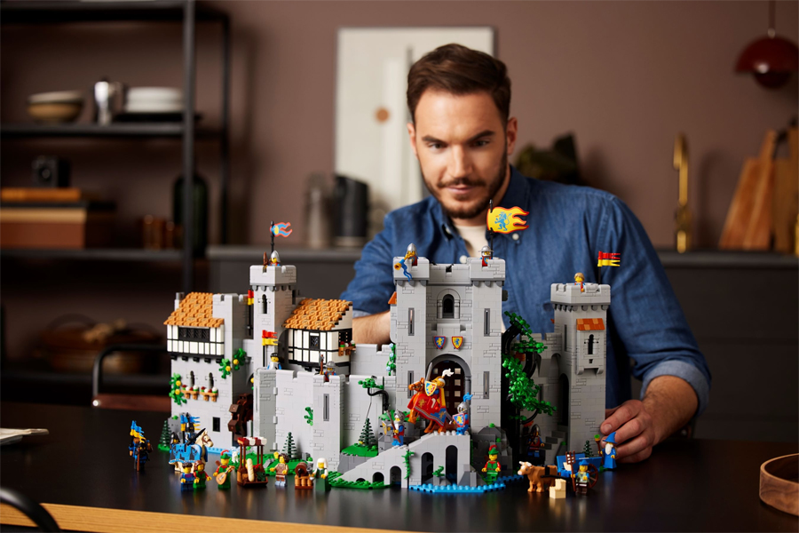 LEGO ICONS Lion Knights' Castle