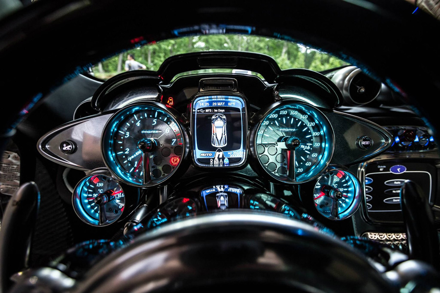 pagani huayra bc cockpit