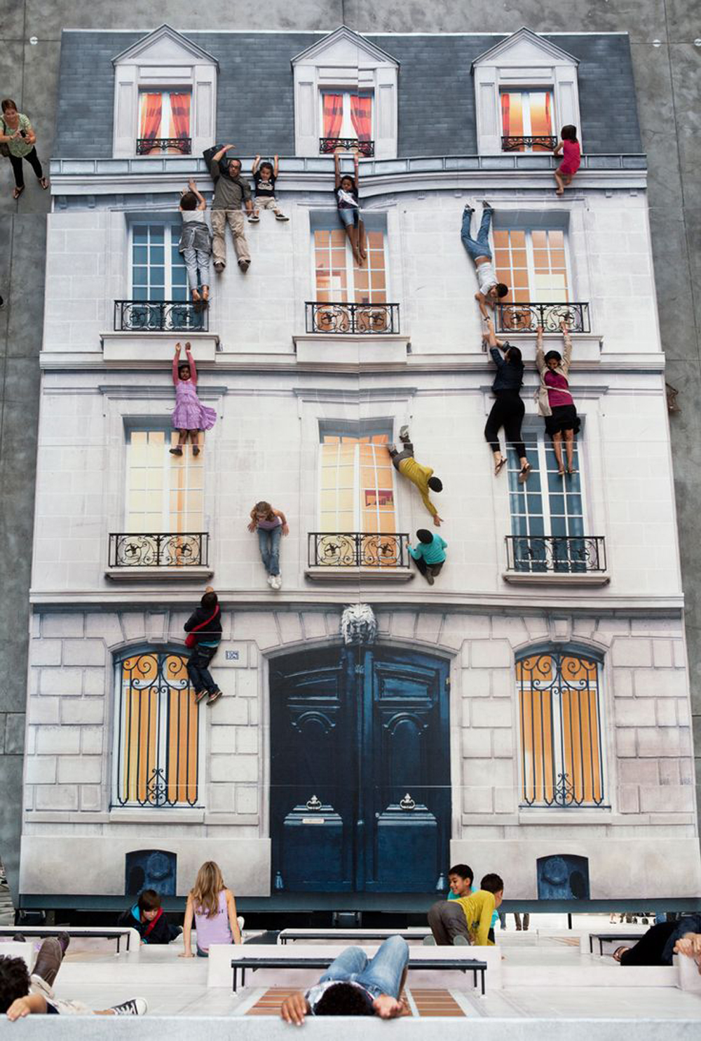 Interactive installation by Leandro Erlich