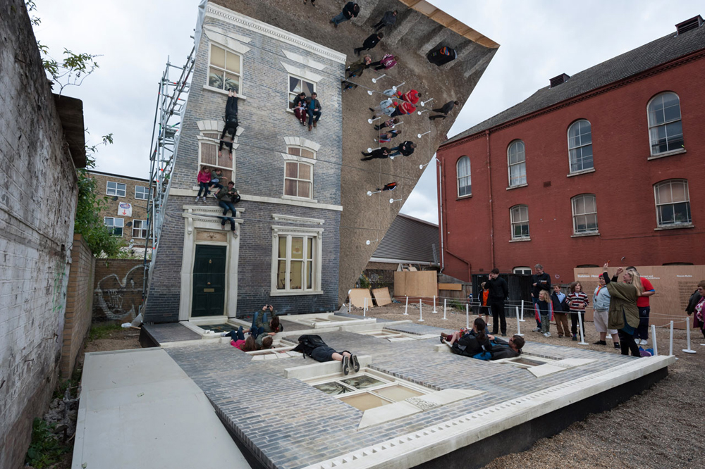 Interactive installation by Leandro Erlich