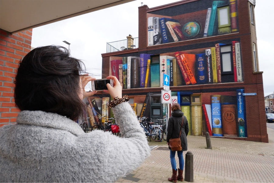 Utrecht's 3D Bookcase Illusion